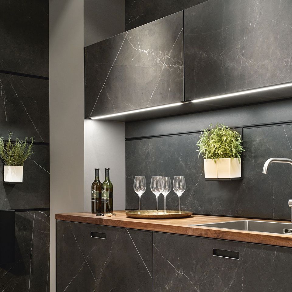 Effectieve verlichting in het led-greepprofiel zorgt voor mooi indirect licht.