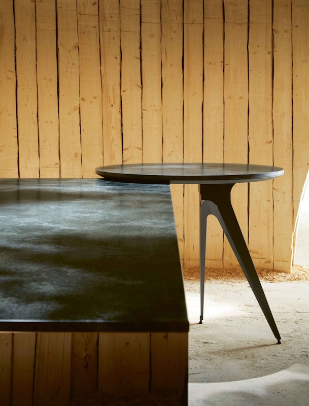 De bijzettafel met een metalen voet met poedercoating in onyxzwart.