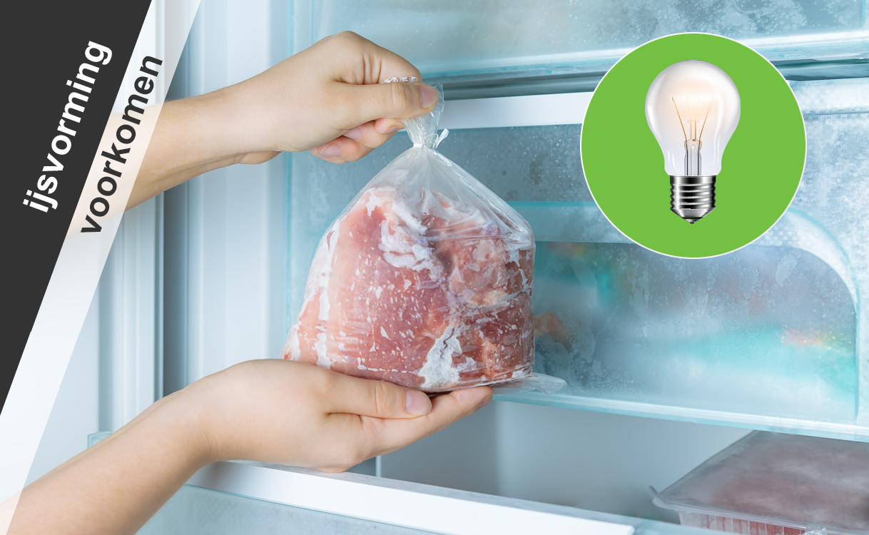 Hand plaatst luchtdicht verpakt vlees in een vriezer om ijsvorming door vocht en warme producten te voorkomen.