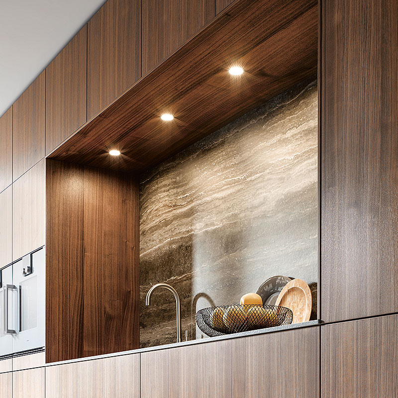 Nis met verlichting en natuursteenwand