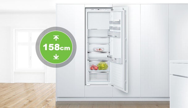 Inbouwkoelkast in een 158 cm nismatenkast met geopende deur en overzicht van indeling.