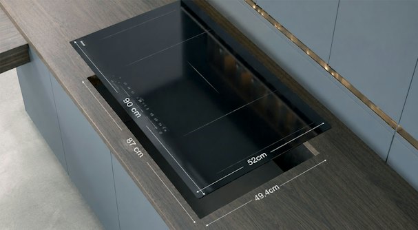 Inductiekookplaat van 90 cm boven een nis van 87 bij 49,4 cm in een houten werkblad