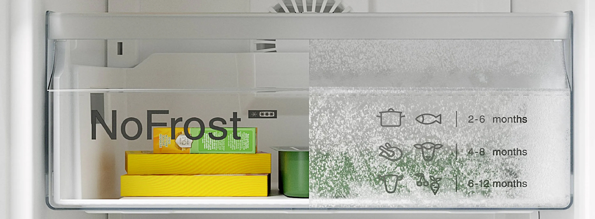 No-Frost vriezer met ventilatiekanaal en lichte ijsvorming aan de binnenzijde.