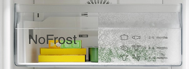 No-Frost vriezer met ventilatiekanaal en lichte ijsvorming aan de binnenzijde.