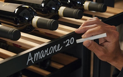 Hand schrijft Amarone 2020 op Miele NoteBoard krijtsysteem voor professionele wijncollectie