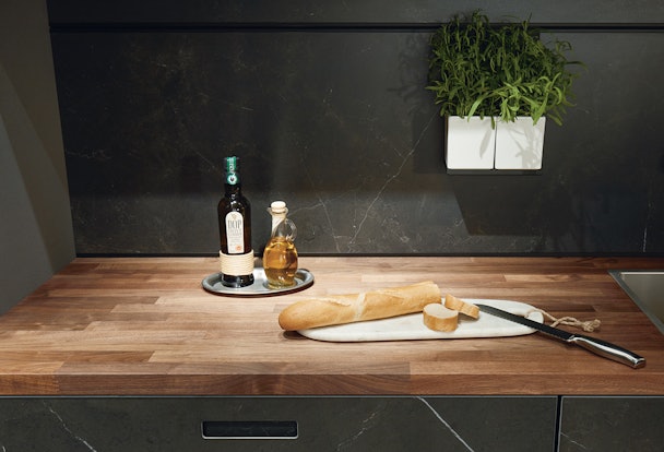 Noten houten werkblad met keramische gemarmerde fronten