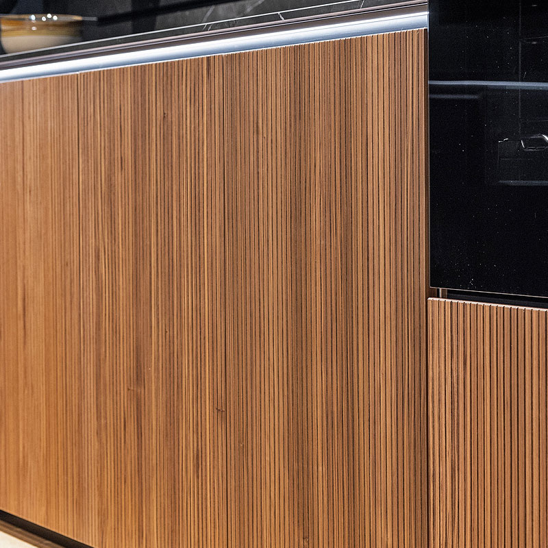 Noten houtfineer met verticale lamellen