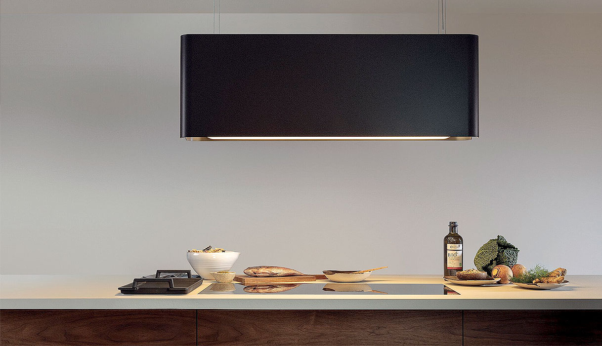 Novy design afzuigkap met geïntegreerde verlichting boven een keukenblok met gerechten