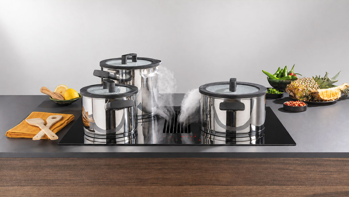 Novy Easy compacte inductiekookplaat met afzuiging in het midden en drie dampende pannen
