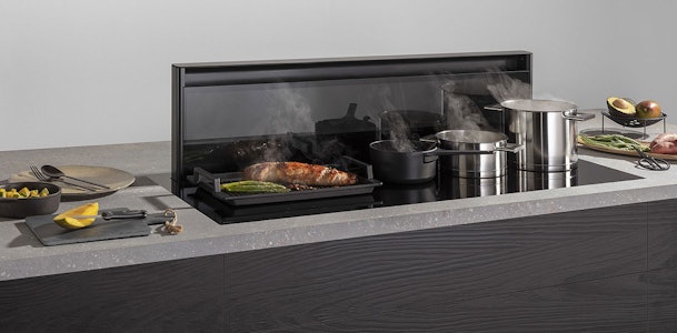 Novy Panorama kookplaat met afzuiging waarbij de glazen afzuigtoren achter de kookplaat opstijgende kookdampen afzuigt.