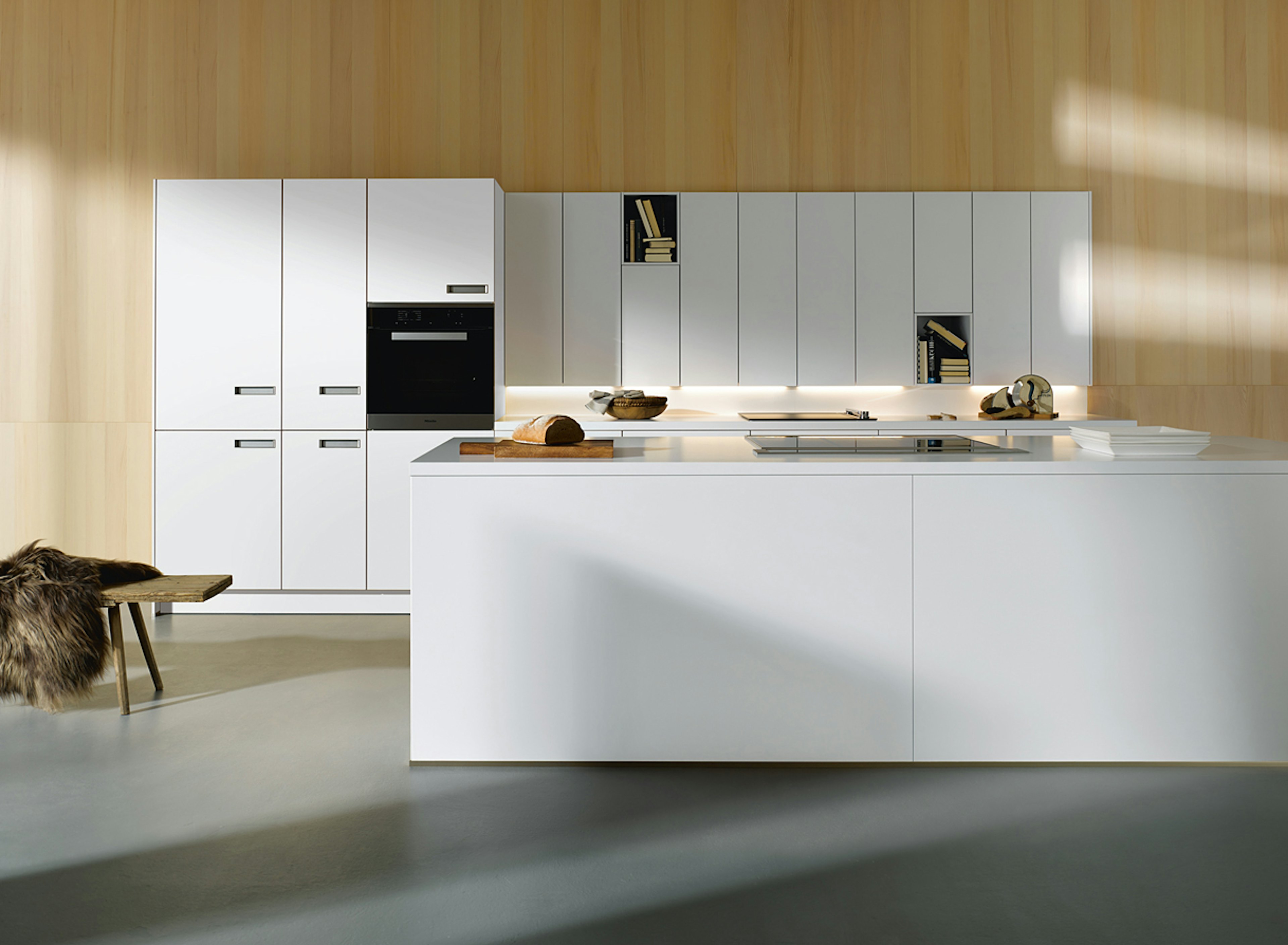 De nx240 van next125 is een kubistische minimalistische witte keuken