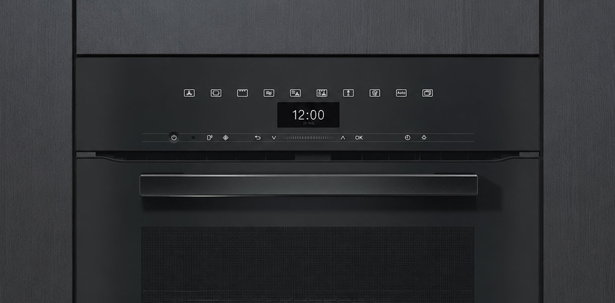 Obsidiaanzwarte Miele inbouw magnetron met zwart glazen front en digitaal bedieningspaneel.