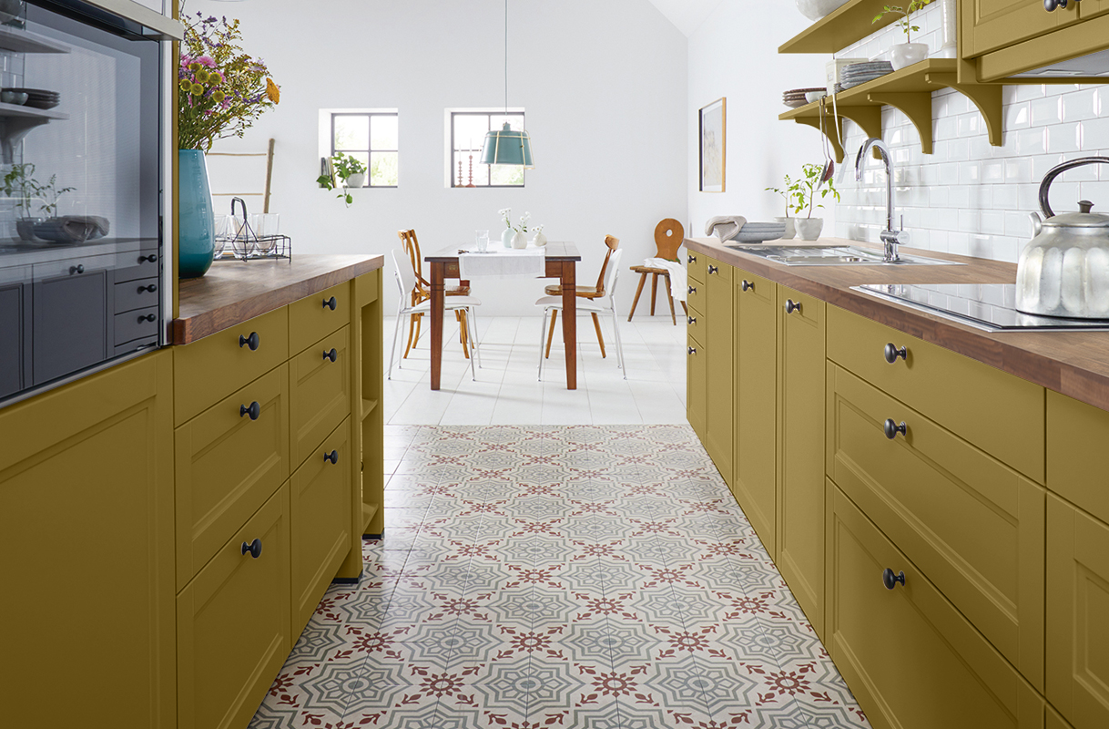 Olijfgele landelijke keuken.