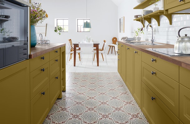 Olijfgele landelijke keuken.