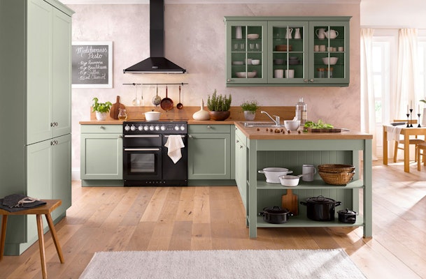 Olijfgroene keuken in landhuisstijl.