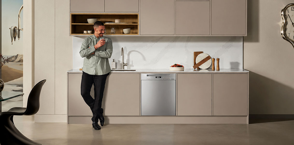 Onderbouw vaatwasser met eigen front en zichtbare bediening in een moderne keuken