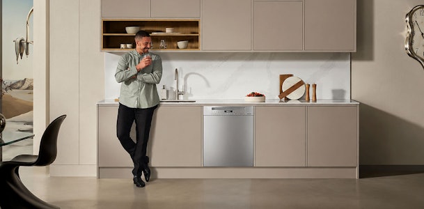 Onderbouw vaatwasser met eigen front en zichtbare bediening in een moderne keuken
