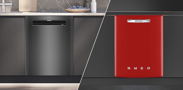 Zwarte Siemens onderbouw vaatwasser naast een rood Smeg retro model