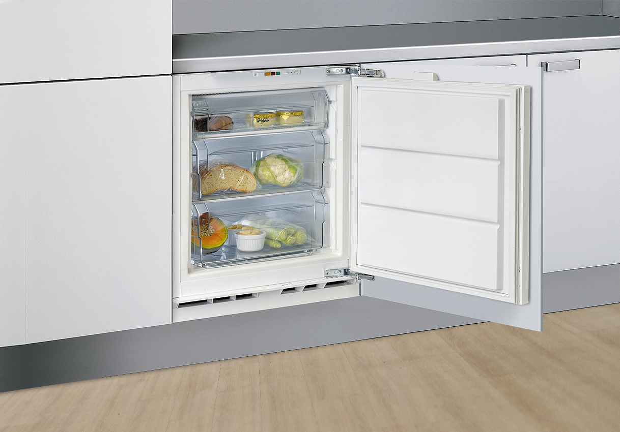 Onderbouw vriezer met drie vrieslades, geplaatst onder een aanrechtblad.