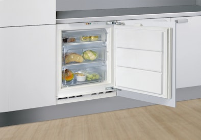 Onderbouw vriezer met drie vrieslades, geplaatst onder een aanrechtblad.