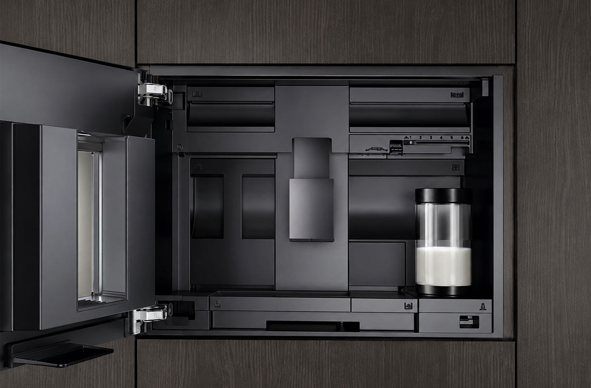 Open Siemens inbouw koffiemachine met onderhoudsonderdelen bereikbaar via de voorzijde