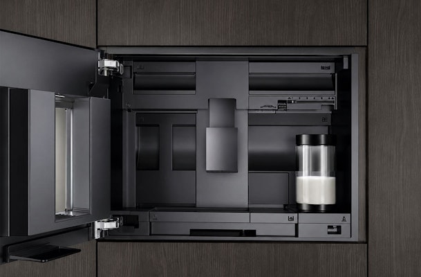 Open Siemens inbouw koffiemachine met onderhoudsonderdelen bereikbaar via de voorzijde
