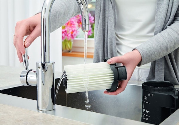 HEPA-filter schoonmaken wasbaar filter uitspoelen water kraan onderhoud stofzuiger hondenharen