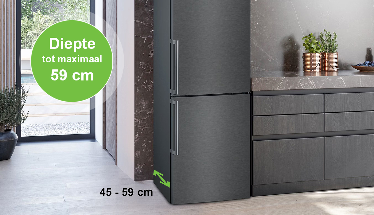 Vrijstaande ondiepe koelkast met een diepte van 45 tot 59 cm naast een moderne keukenwand.