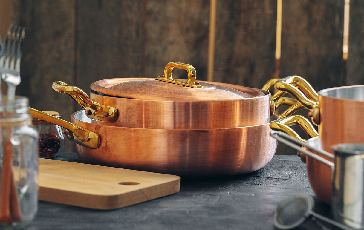 Koperen pannen op inductiekookplaat die niet werken zonder magnetische bodem