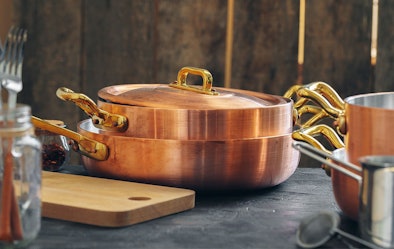 Koperen pannen op inductiekookplaat die niet werken zonder magnetische bodem