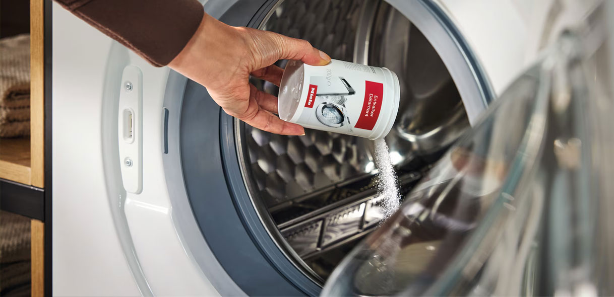 Miele wasmachine waarbij ontkalker direct in de lege trommel wordt gegoten