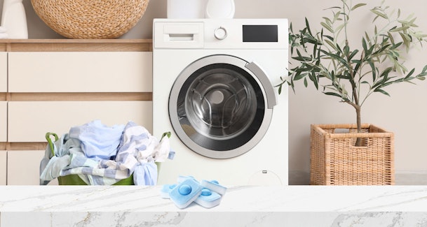 Vaatwastabletten voor een wasmachine voor het ontkalken