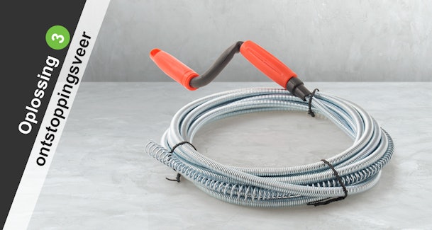 Oplossing 3: afvoer ontstoppen met een ontstoppingsveer.