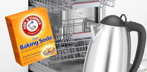 Baking soda en een waterkoker met kokend water voor het ontstoppen van een verstopte vaatwasser