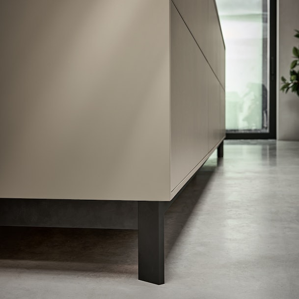 Het onyxzwarte frame van het eiland