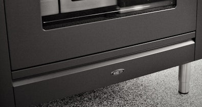 Opberglade voor kookaccessoires.