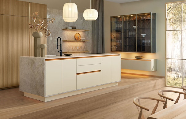 Open indeling met een grote eettafel