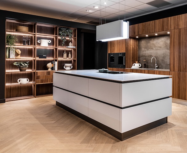 Open kast in een keuken met luxe kookeiland.