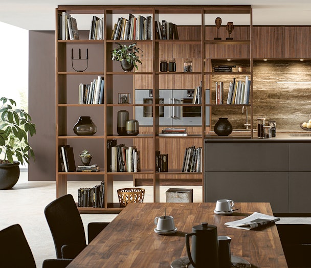 Een open kast als scheidingswand tussen de keuken en de woonkamer.