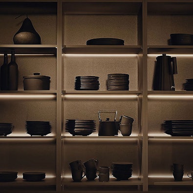 Open kasten met sfeerverlichting