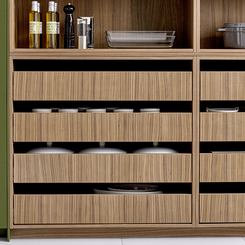 Open keukenlade systeem in noten mondial fineer met horizontale groeven en overzichtelijke opbergvakken.