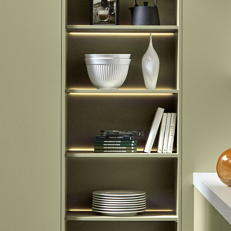 Open nis met geïntegreerde verlichting en ranke planken in jadegroen.