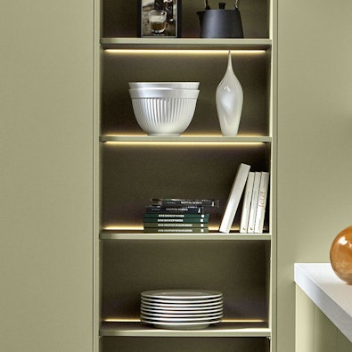 Open nis met geïntegreerde verlichting en ranke planken in jadegroen.