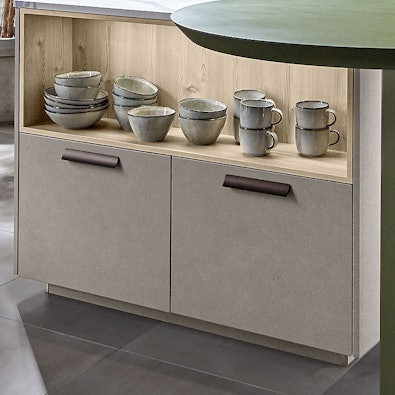 Open nis met servies en lariks achterwand