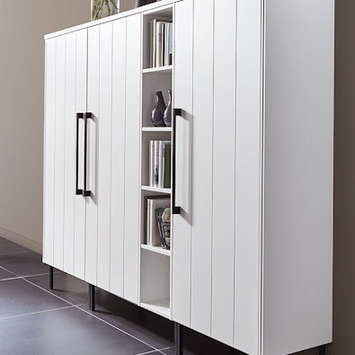 Arctiswitte hoge kast met open nissen op slanke poten.