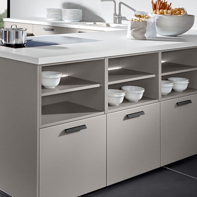 Verlichte open nissen onder blad.