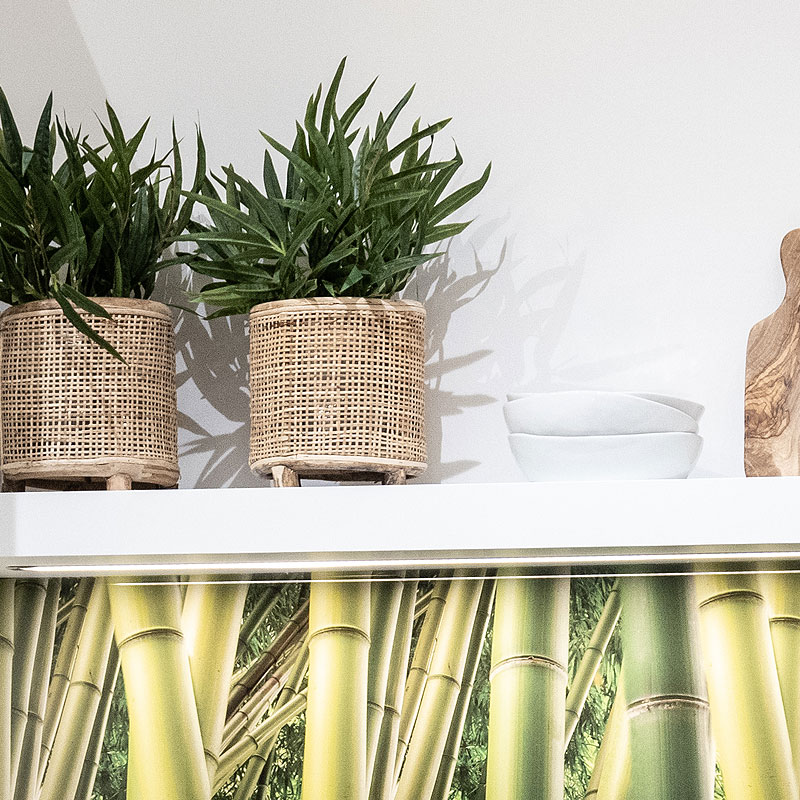 Open plank boven het aanrecht