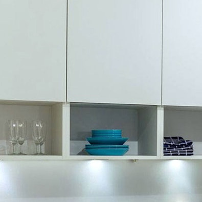 Open regalen onder de bovenkastjes