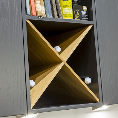 Open houten schap voor wijnflessen