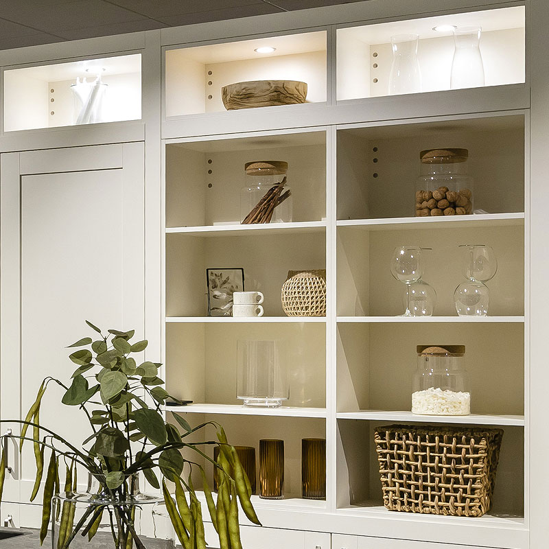 Open schappen in hoge wandkast